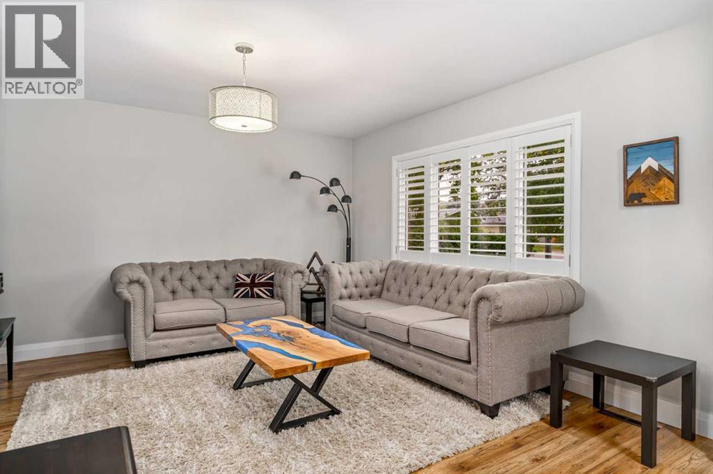 Photo 9 of 92 Baker Crescent Nw, Calgary AB