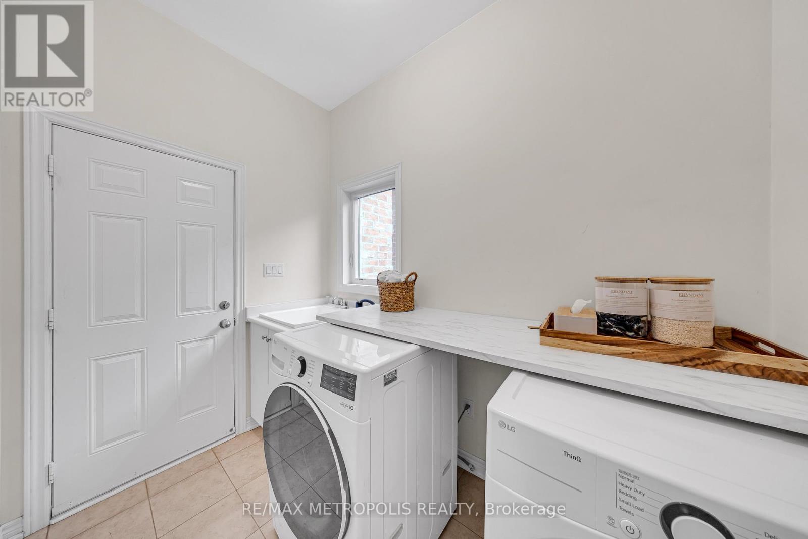 Photo 10 of 128 Noble Drive, Bradford West Gwillimbury ON
