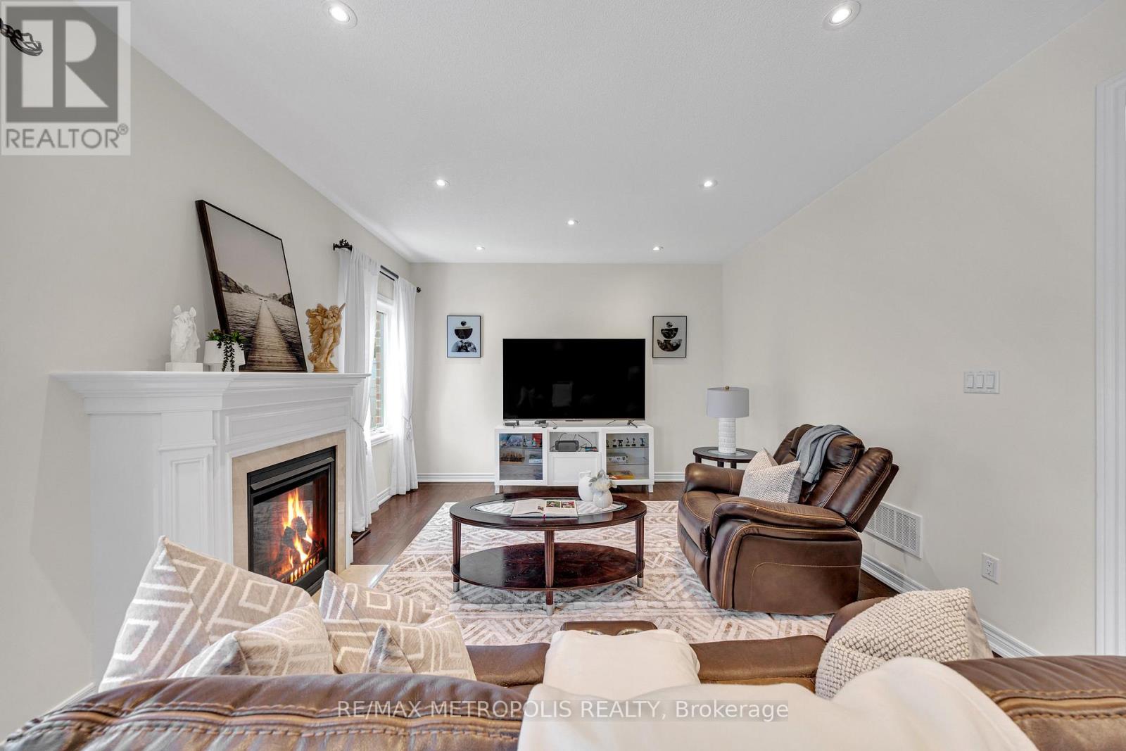 Photo 19 of 128 Noble Drive, Bradford West Gwillimbury ON