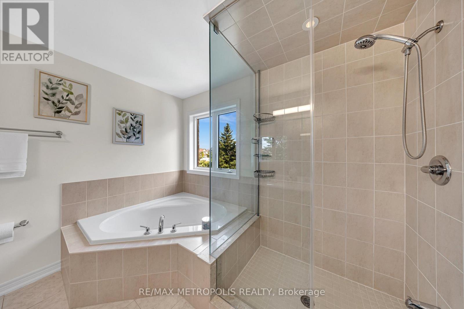 Photo 25 of 128 Noble Drive, Bradford West Gwillimbury ON