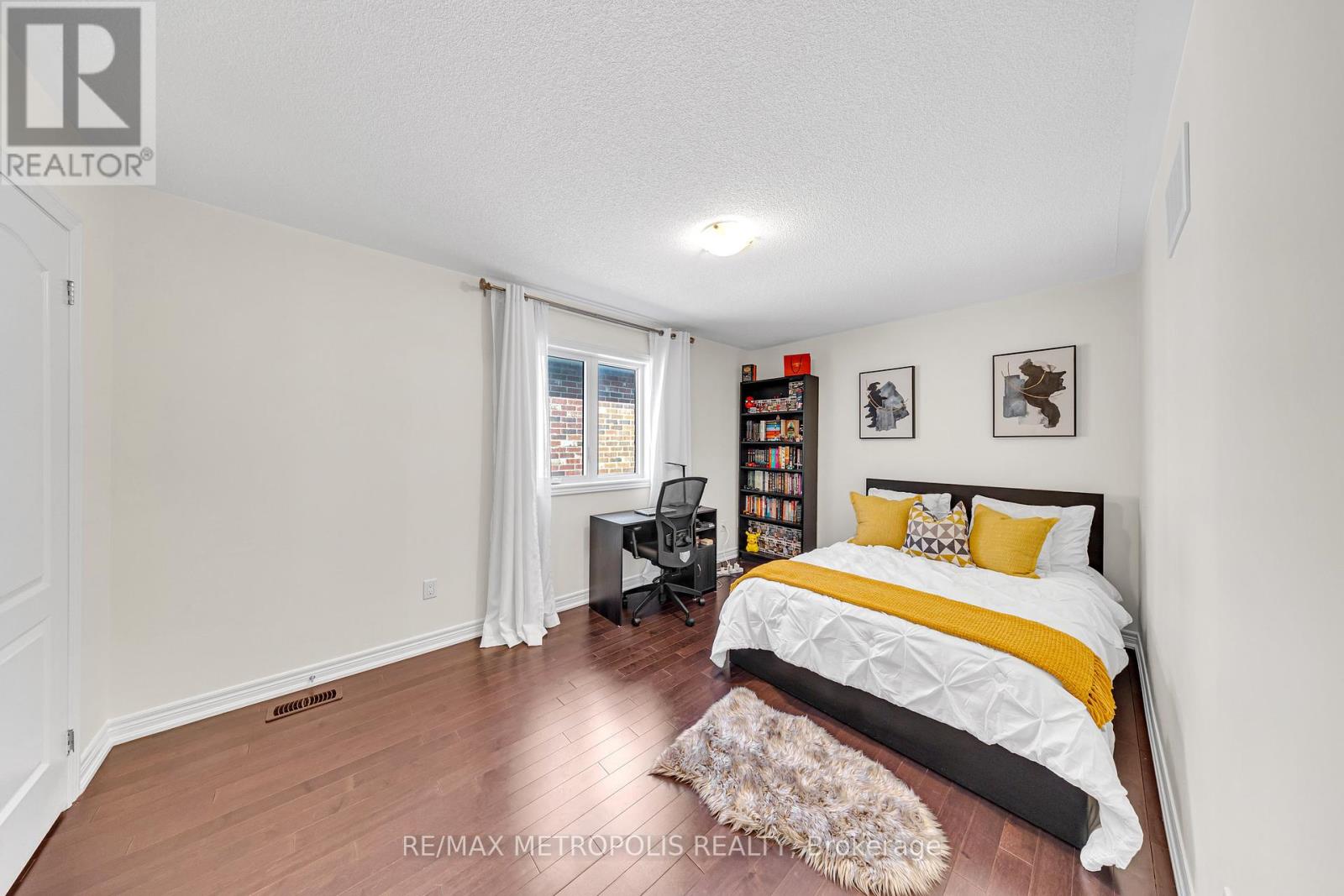Photo 26 of 128 Noble Drive, Bradford West Gwillimbury ON