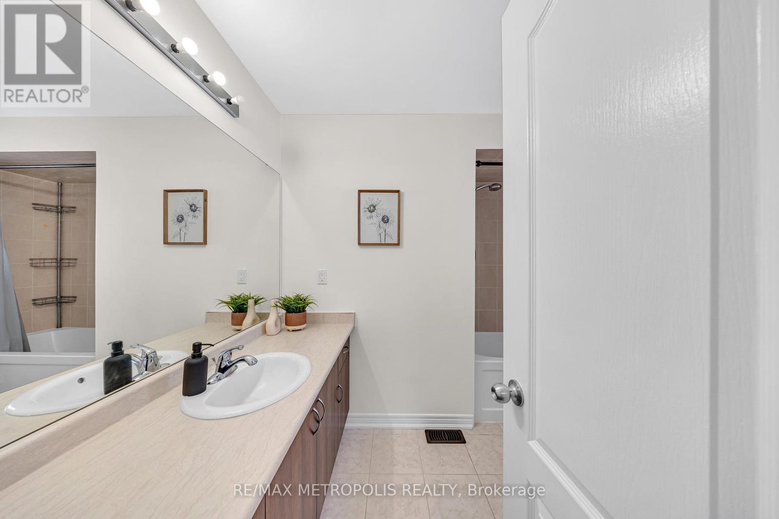 Photo 28 of 128 Noble Drive, Bradford West Gwillimbury ON