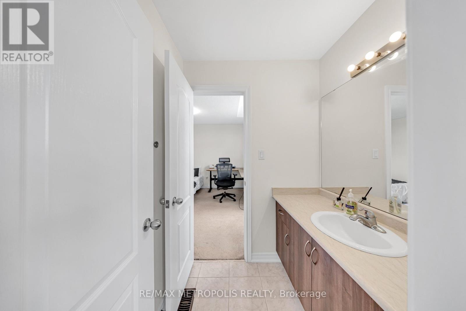 Photo 31 of 128 Noble Drive, Bradford West Gwillimbury ON