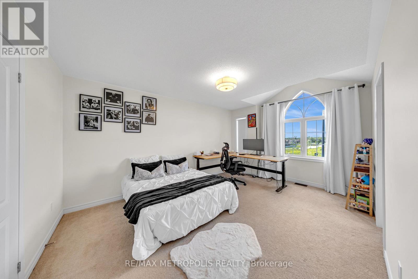 Photo 32 of 128 Noble Drive, Bradford West Gwillimbury ON