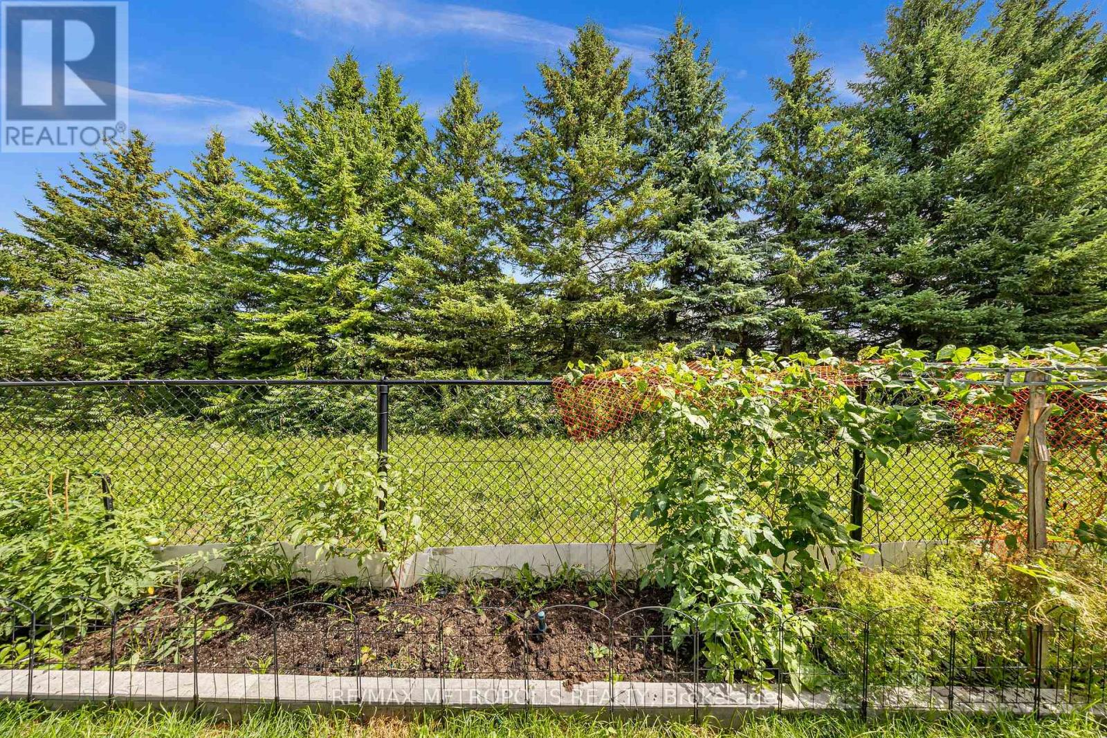 Photo 40 of 128 Noble Drive, Bradford West Gwillimbury ON