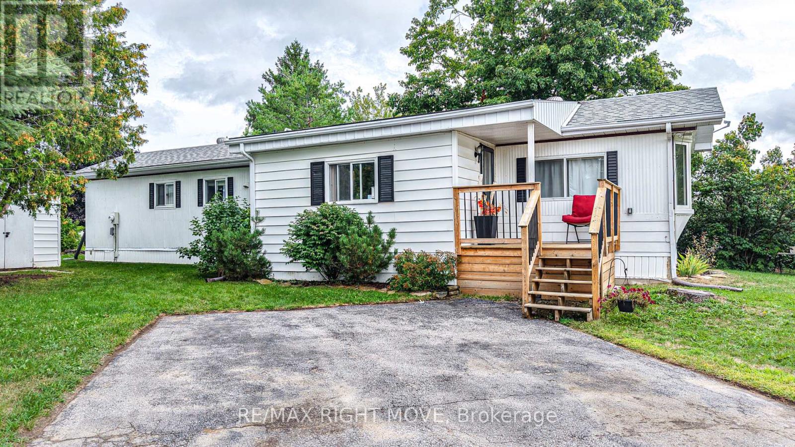 Photo 3 of 17 Balantrae Drive, Oromedonte ON