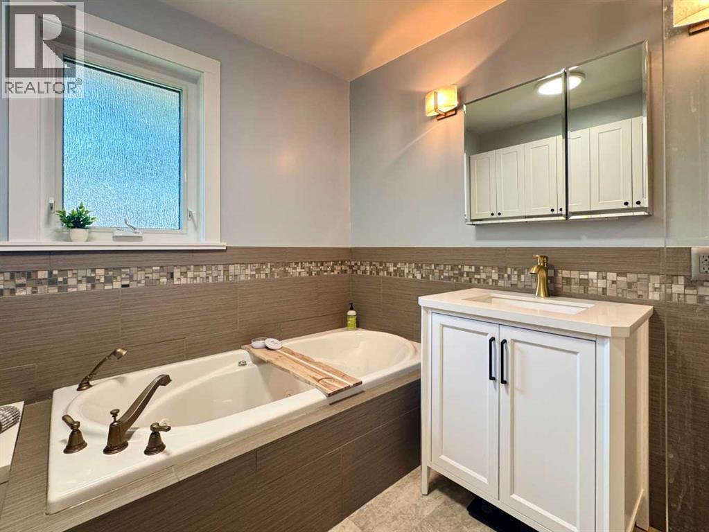Photo 20 of 2302 14 Avenue S, Lethbridge AB