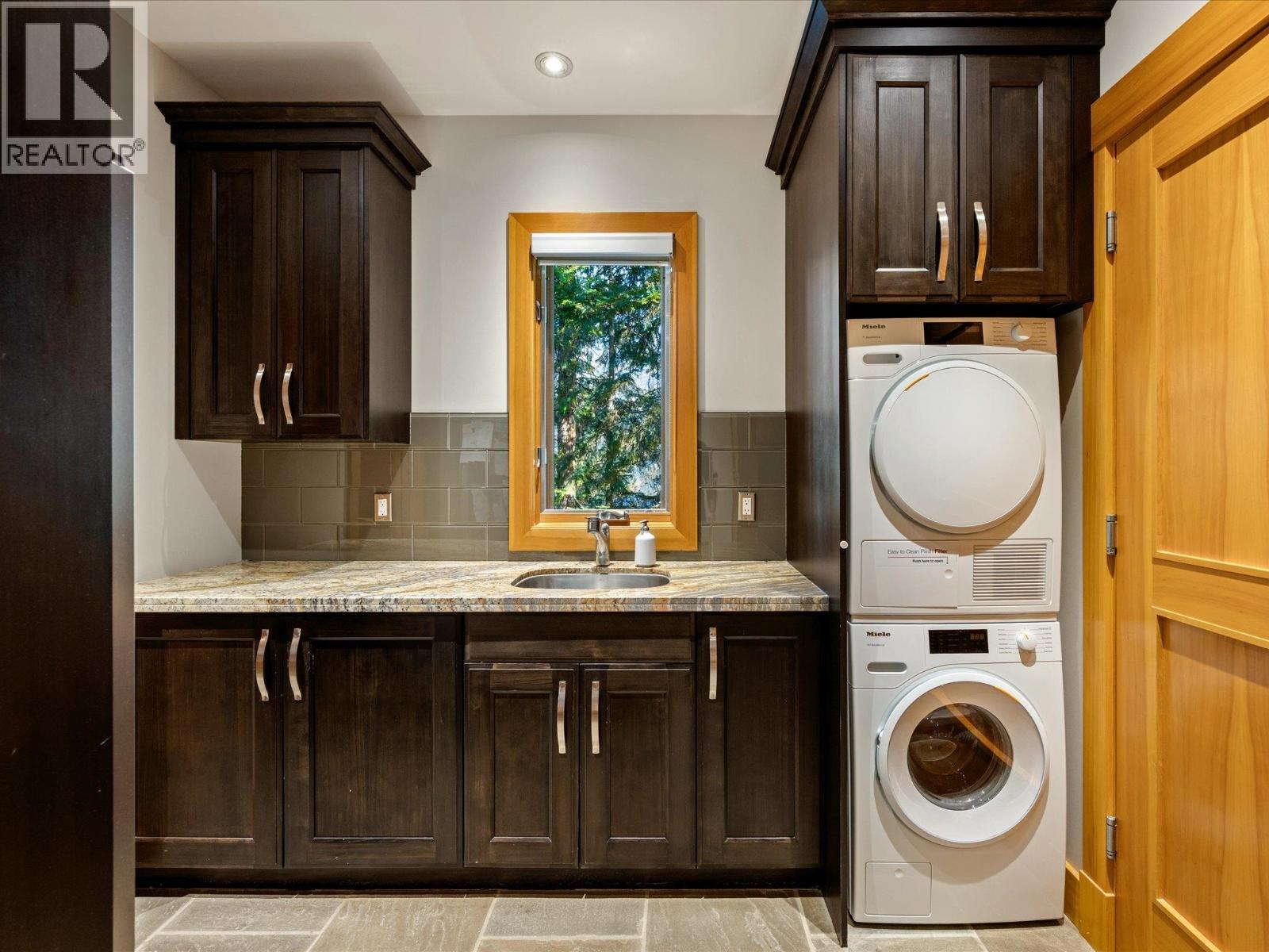 2341 GONDOLA WAY, Whistler