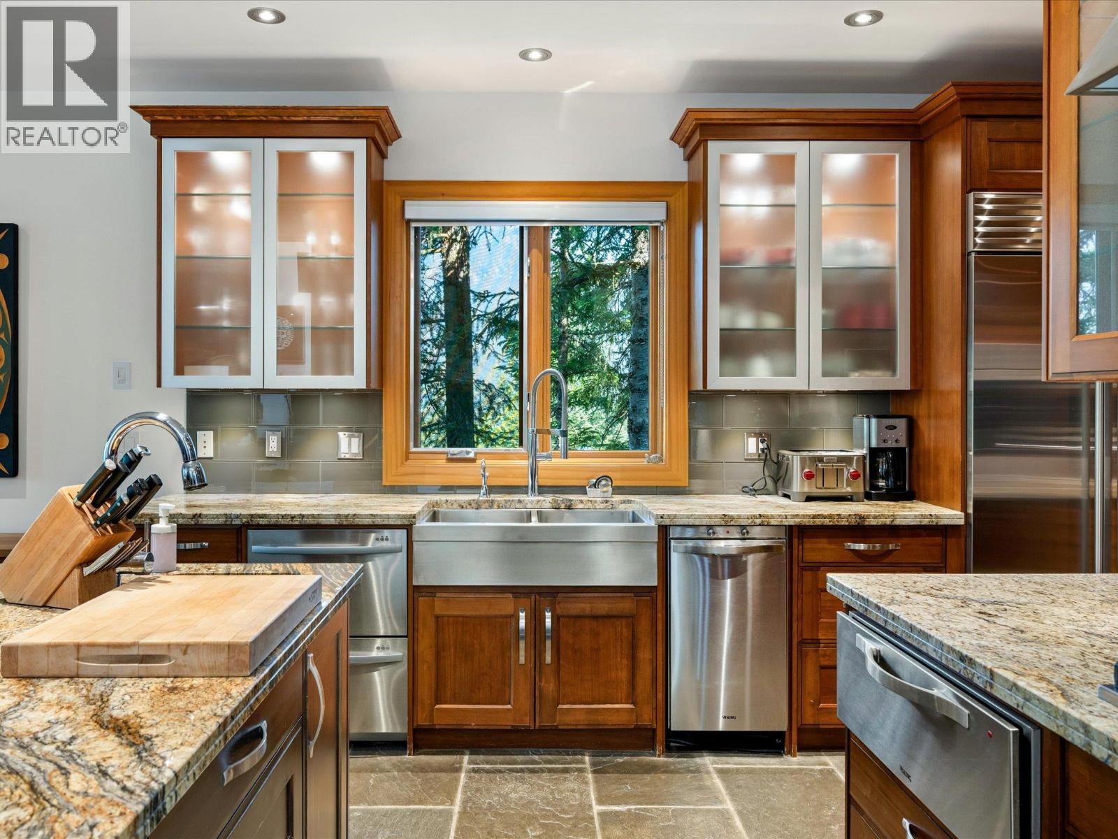 2341 GONDOLA WAY, Whistler