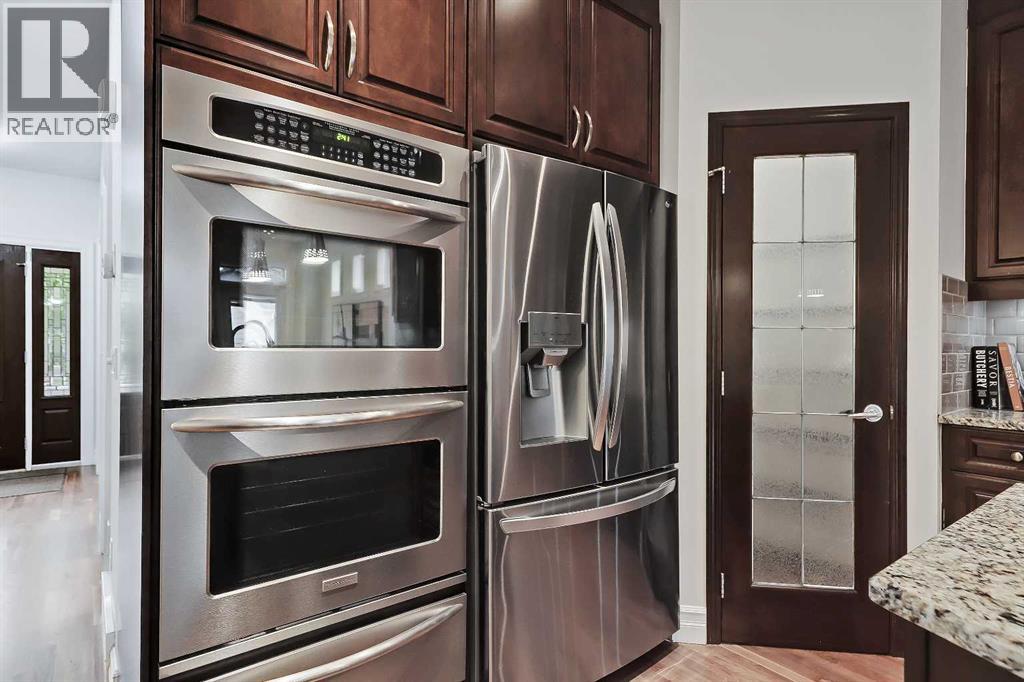 Photo 10 of 2045 48 Avenue Sw, Calgary AB