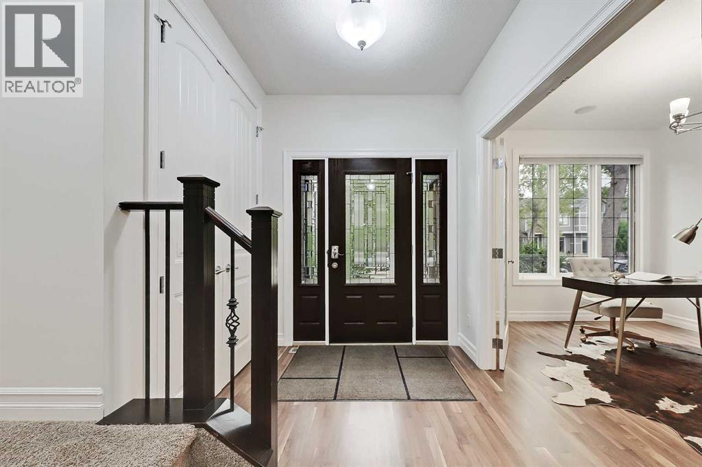 Photo 3 of 2045 48 Avenue Sw, Calgary AB