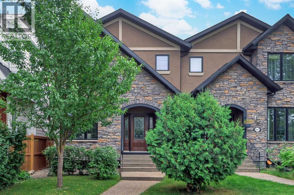 Photo 1 of 2045 48 Avenue Sw, Calgary AB