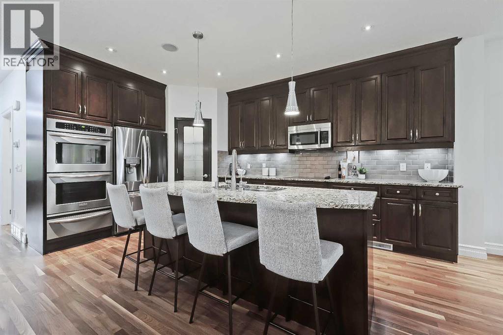 Photo 8 of 2045 48 Avenue Sw, Calgary AB