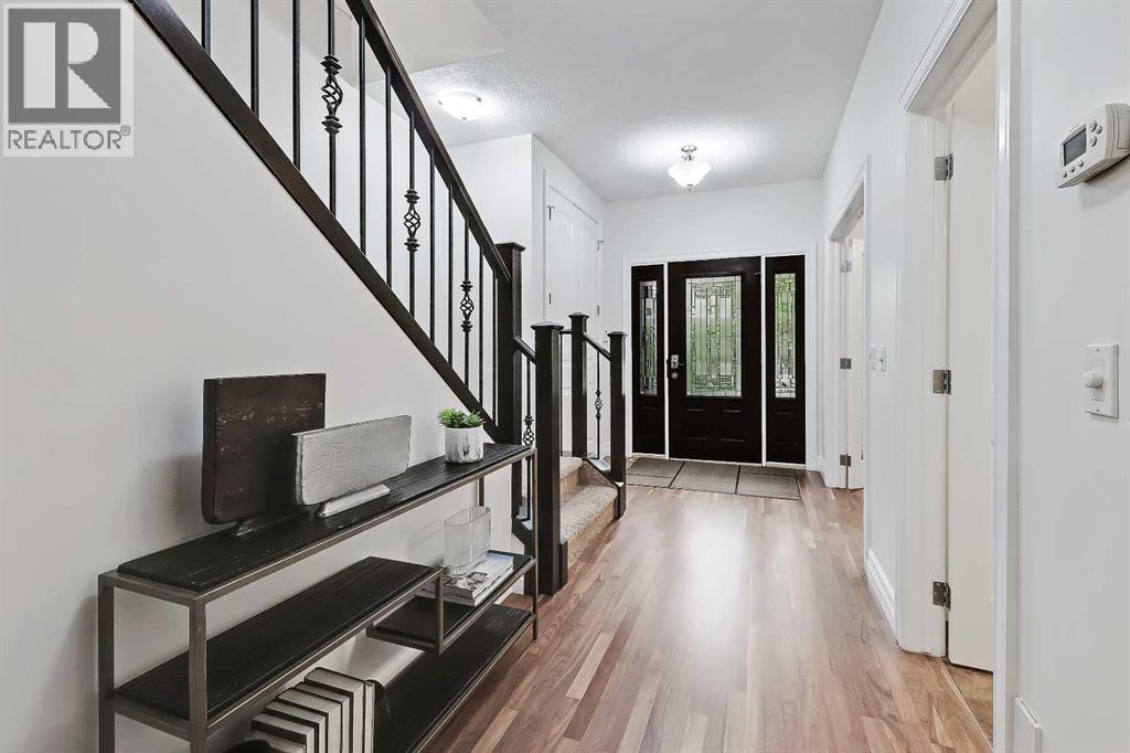 Photo 2 of 2045 48 Avenue Sw, Calgary AB