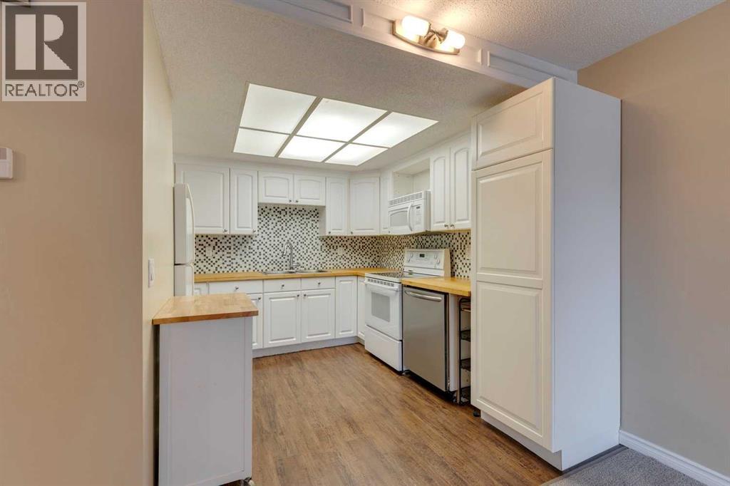 Photo 15 of 5 3015 51 Street Sw, Calgary AB