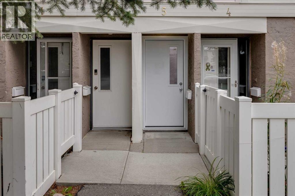 Photo 2 of 5 3015 51 Street Sw, Calgary AB