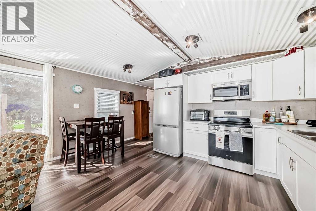 Photo 12 of 24 1219 Limit Avenue, Crossfield AB