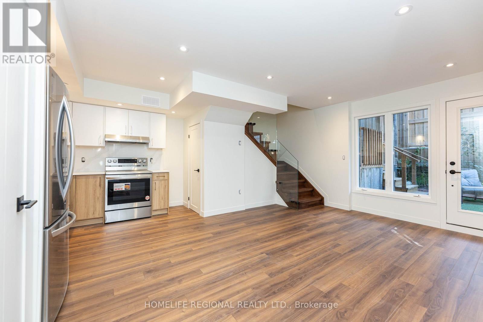 Photo 3 of Garden Suite 5 Edgewood Gardens, Toronto ON
