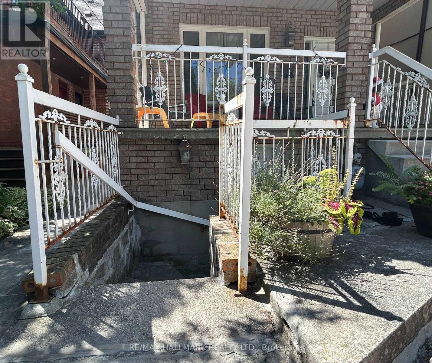 Photo 25 of 152 Bartlett Avenue, Toronto ON