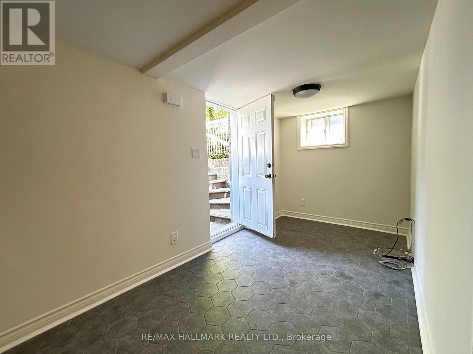 Photo 4 of 152 Bartlett Avenue, Toronto ON