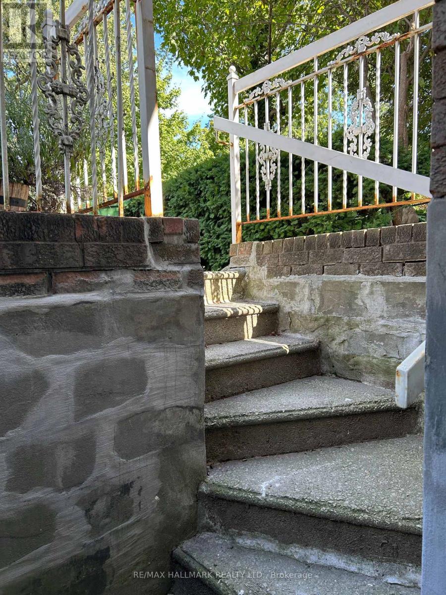 Photo 26 of 152 Bartlett Avenue, Toronto ON