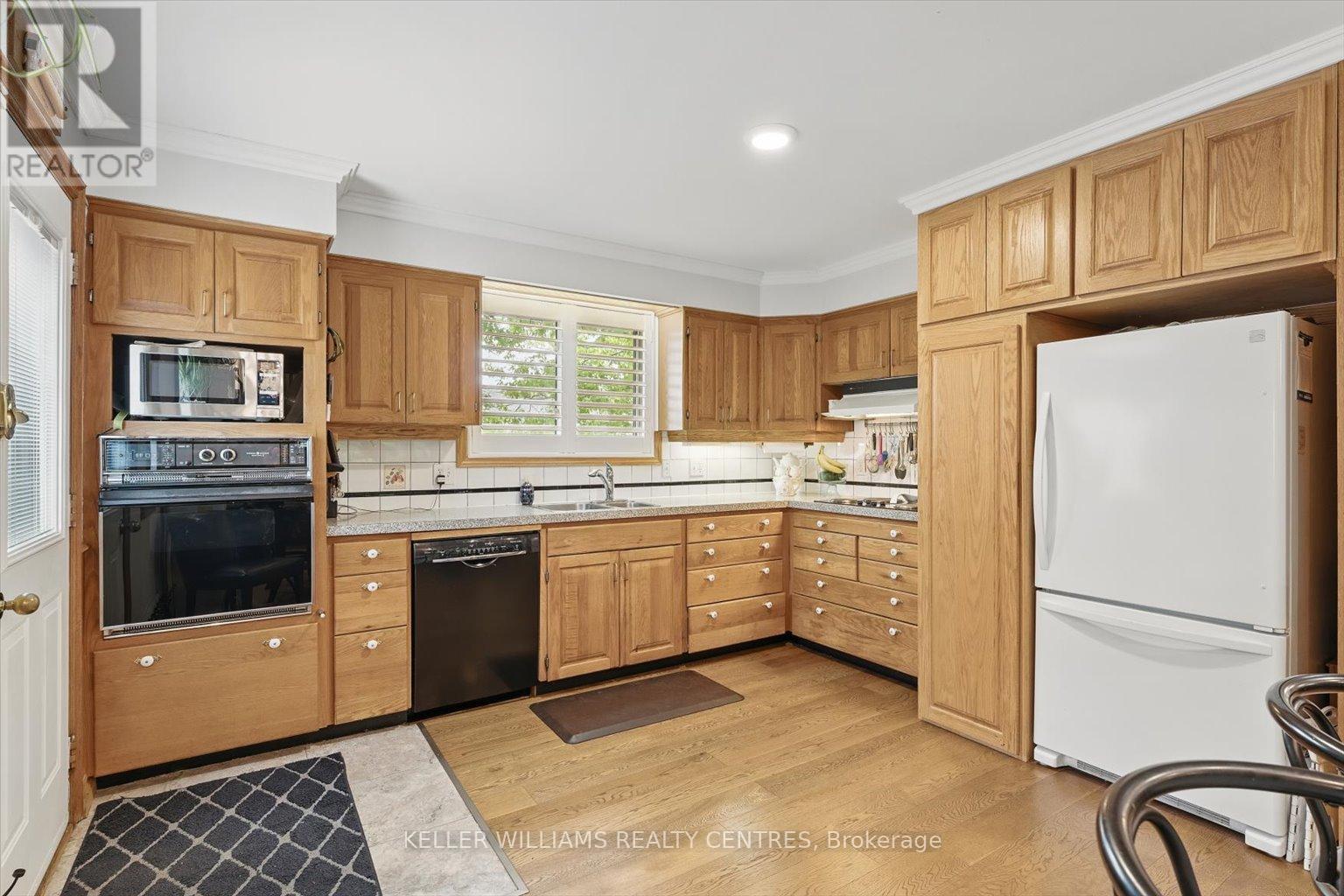 Photo 7 of 9 Thompson Drive, East Gwillimbury ON