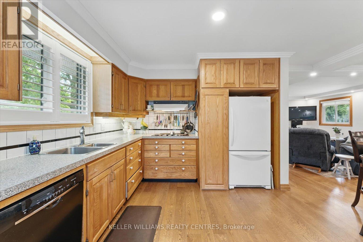 Photo 8 of 9 Thompson Drive, East Gwillimbury ON