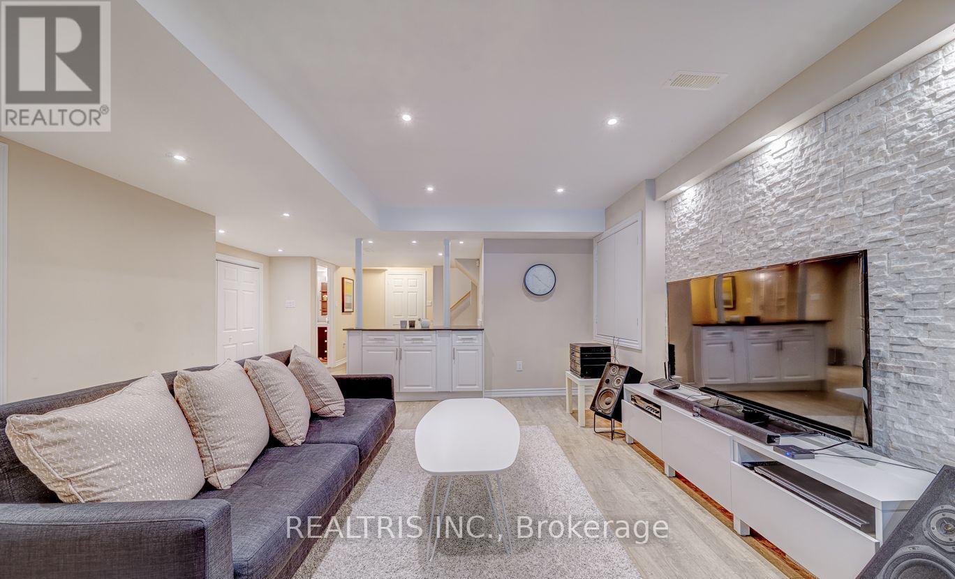 Photo 12 of 59 Honey Glen Avenue, Markham ON