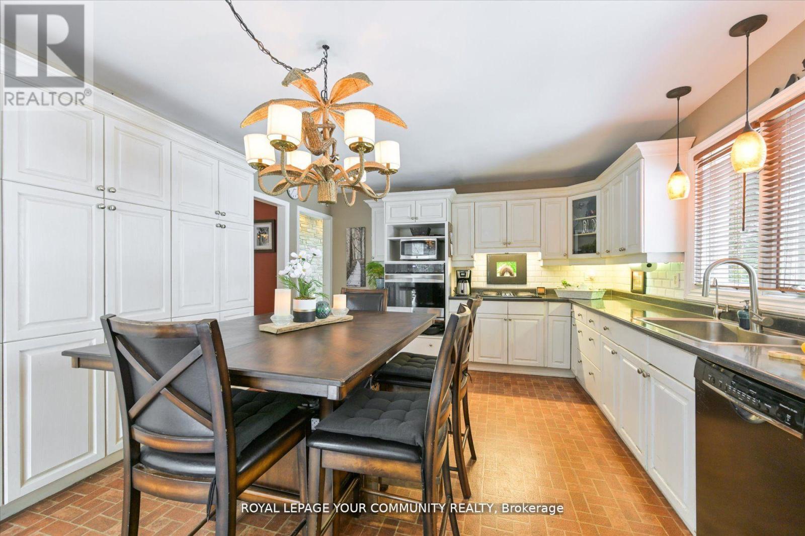 Photo 10 of 247 Harris Avenue, Richmond Hill ON