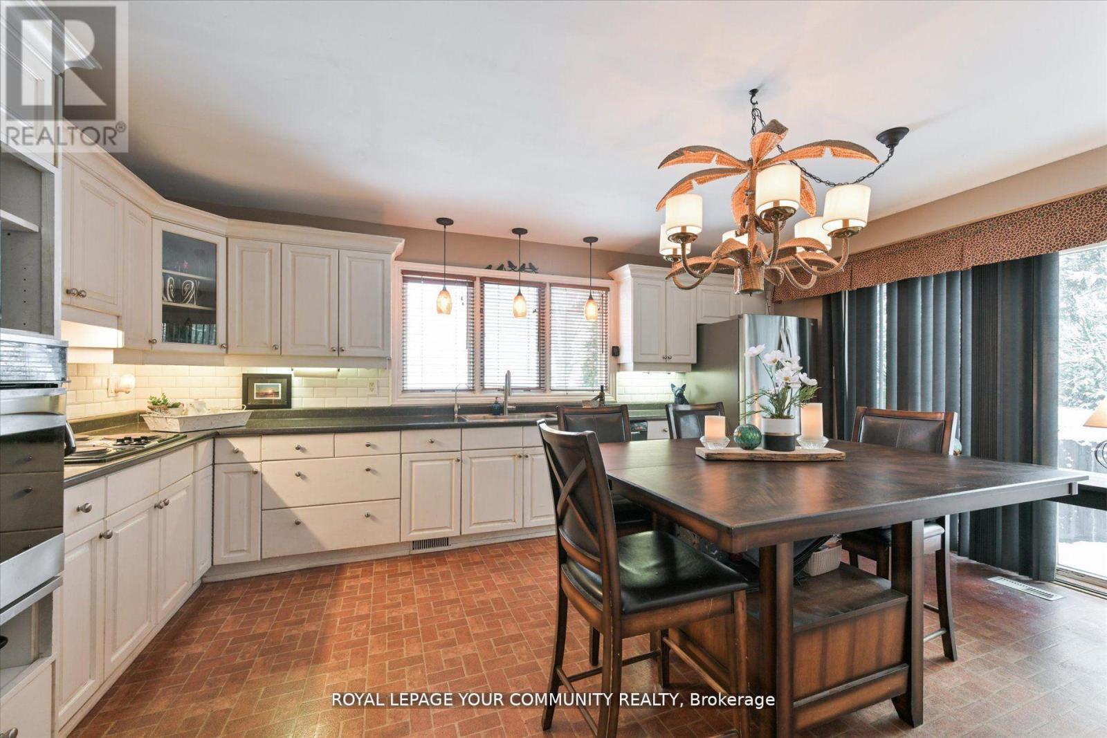 Photo 12 of 247 Harris Avenue, Richmond Hill ON