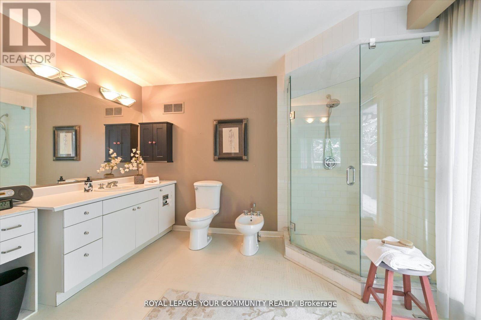 Photo 23 of 247 Harris Avenue, Richmond Hill ON