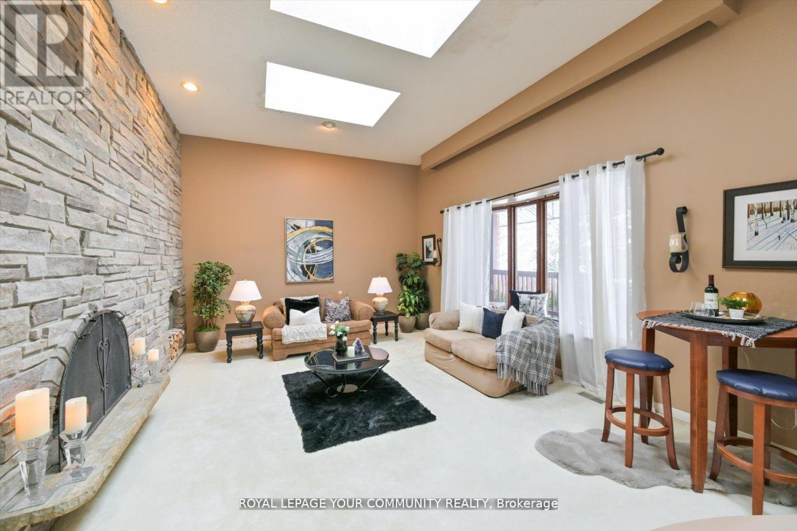 Photo 6 of 247 Harris Avenue, Richmond Hill ON