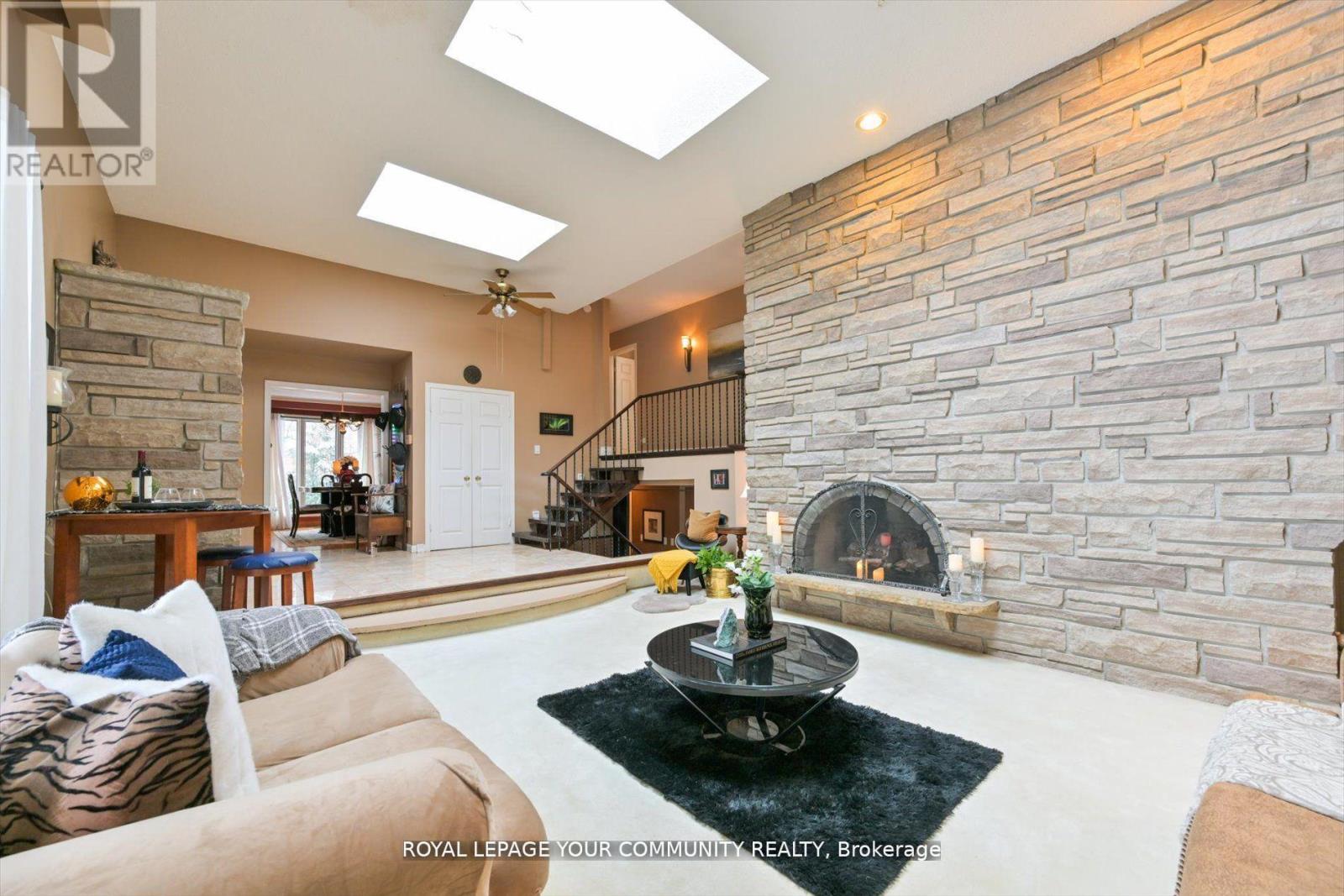 Photo 7 of 247 Harris Avenue, Richmond Hill ON