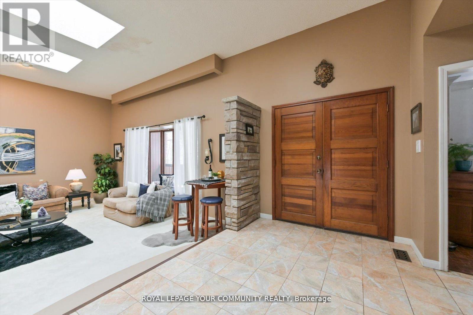 Photo 8 of 247 Harris Avenue, Richmond Hill ON
