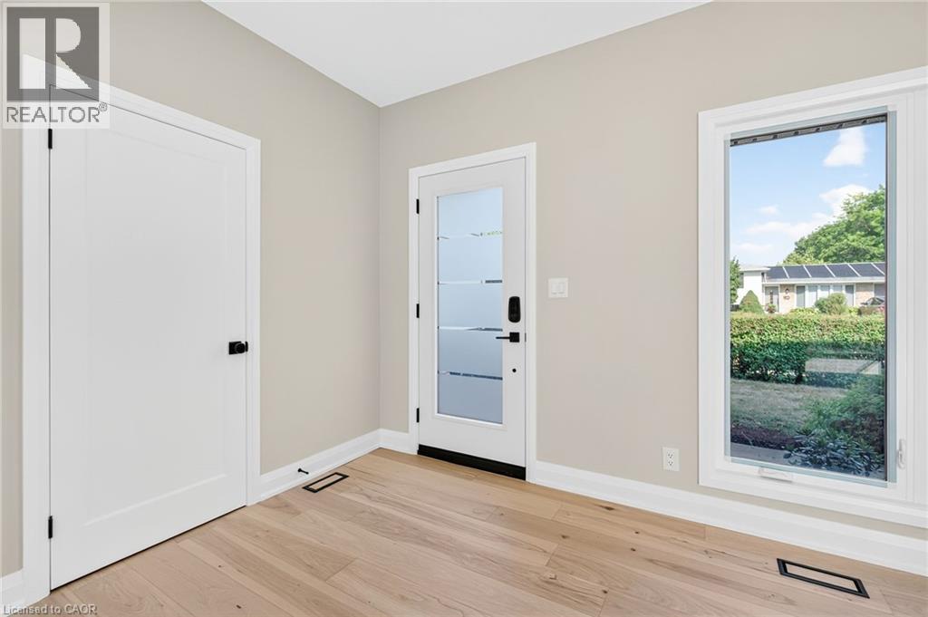 Photo 3 of 4006 Flemish Drive, Burlington ON