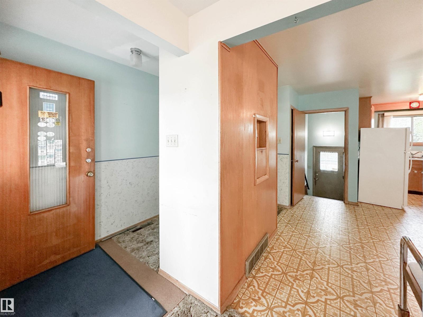 Photo 2 of 8925 154 St Nw, Edmonton AB