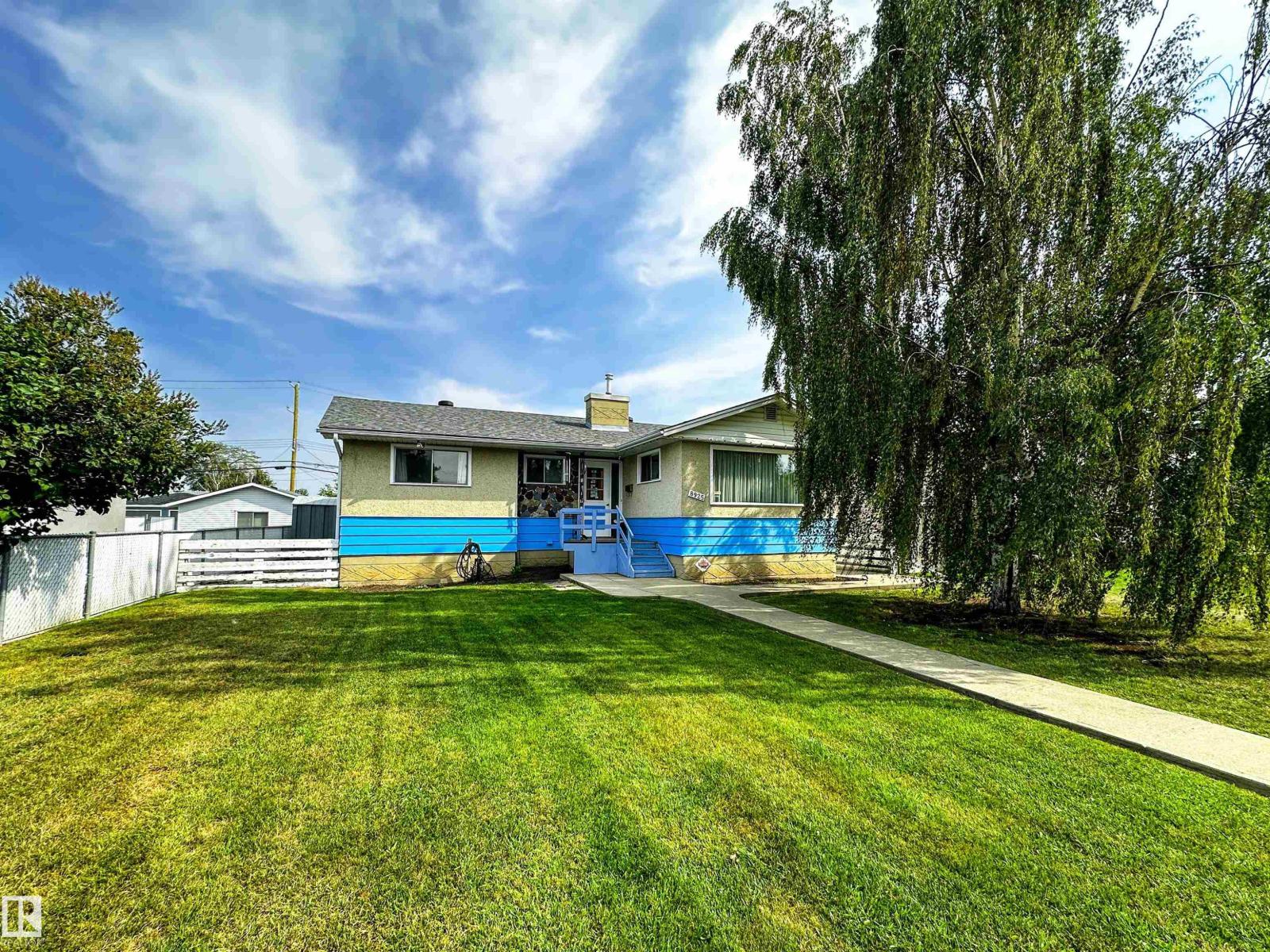 Photo 1 of 8925 154 St Nw, Edmonton AB
