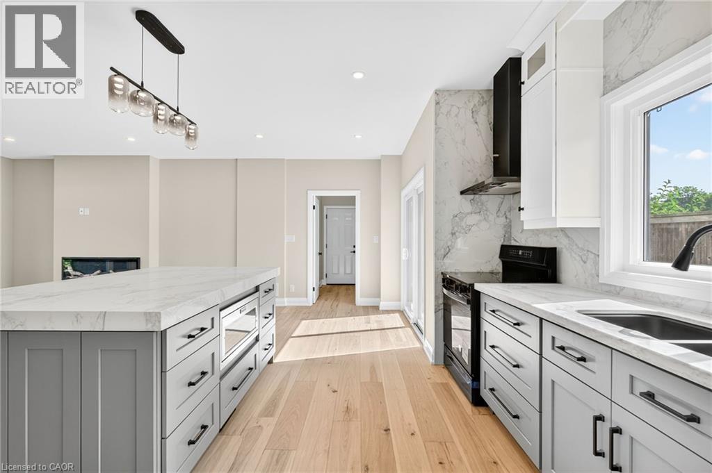 Photo 13 of 4006 Flemish Drive, Burlington ON