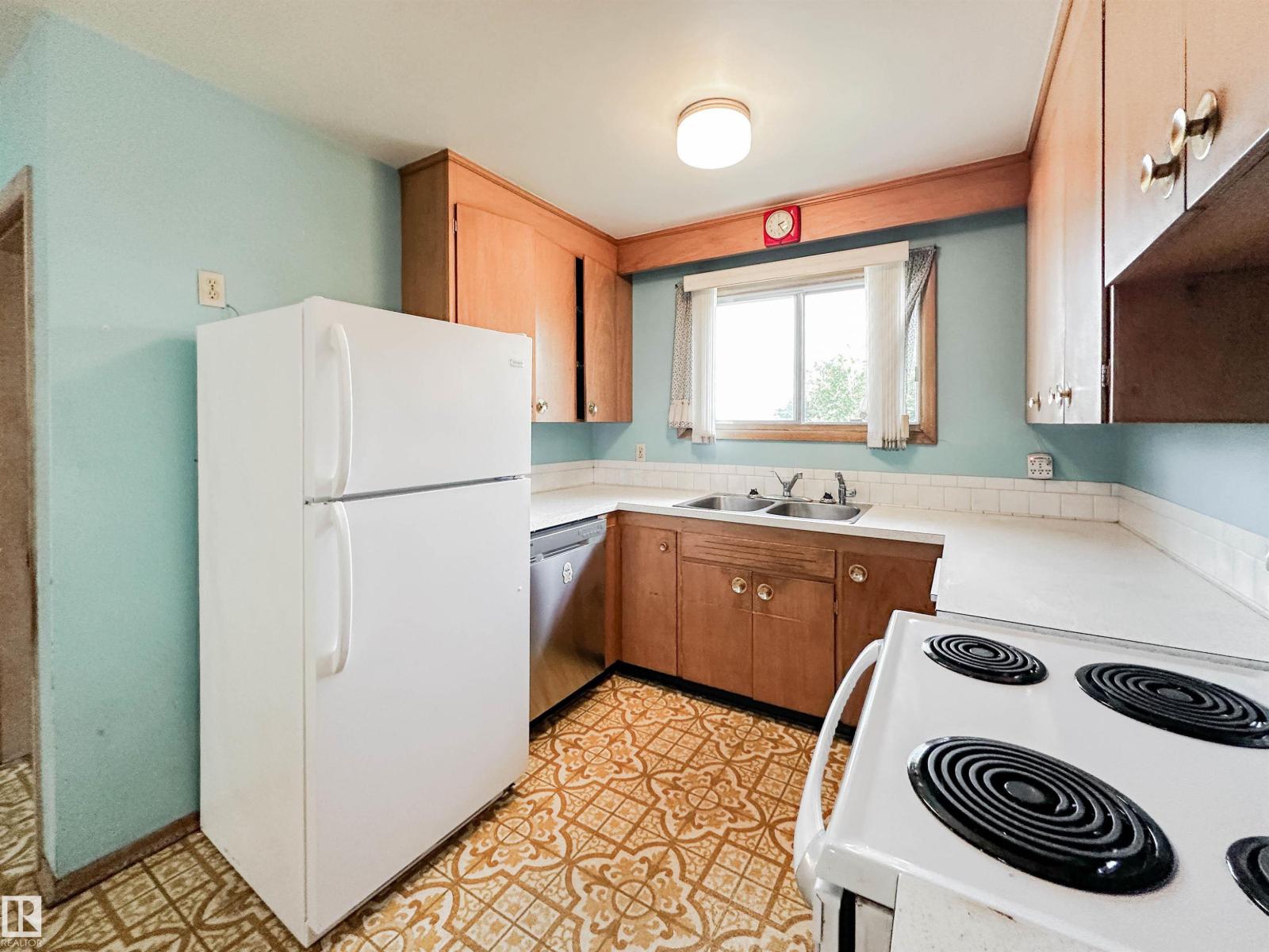 Photo 11 of 8925 154 St Nw, Edmonton AB
