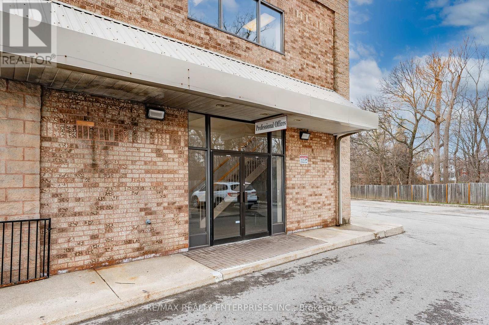 Photo 3 of 13 1801 Lakeshore Road W, Mississauga ON