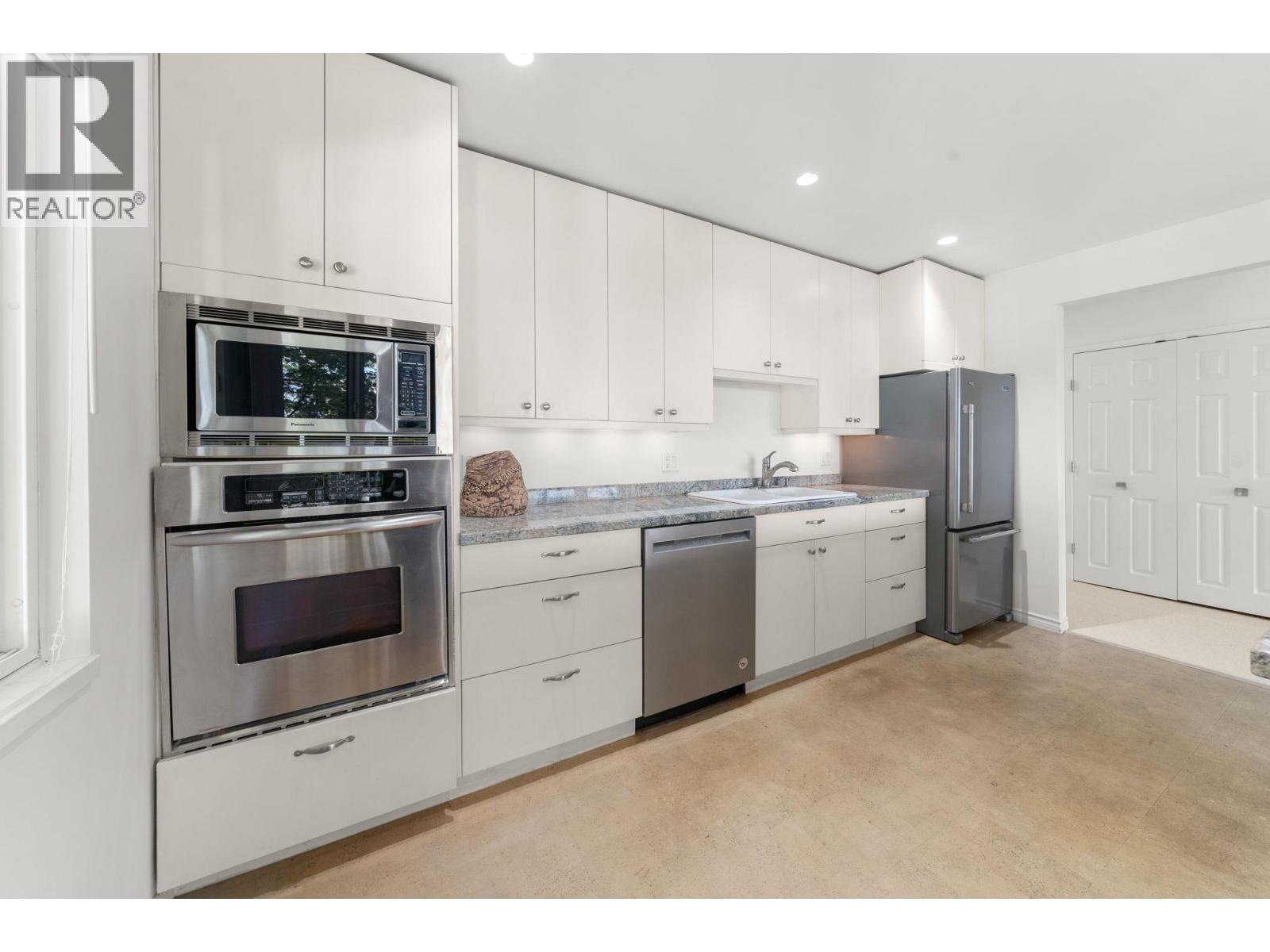 201 2408 HAYWOOD AVENUE, West Vancouver