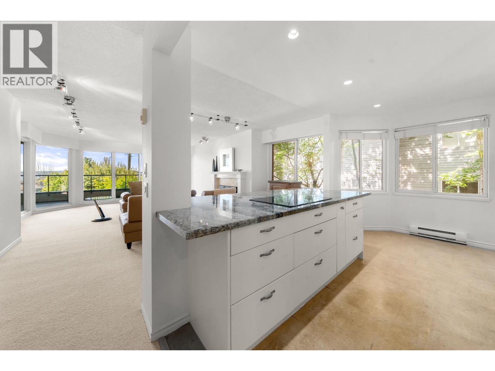201 2408 HAYWOOD AVENUE, West Vancouver