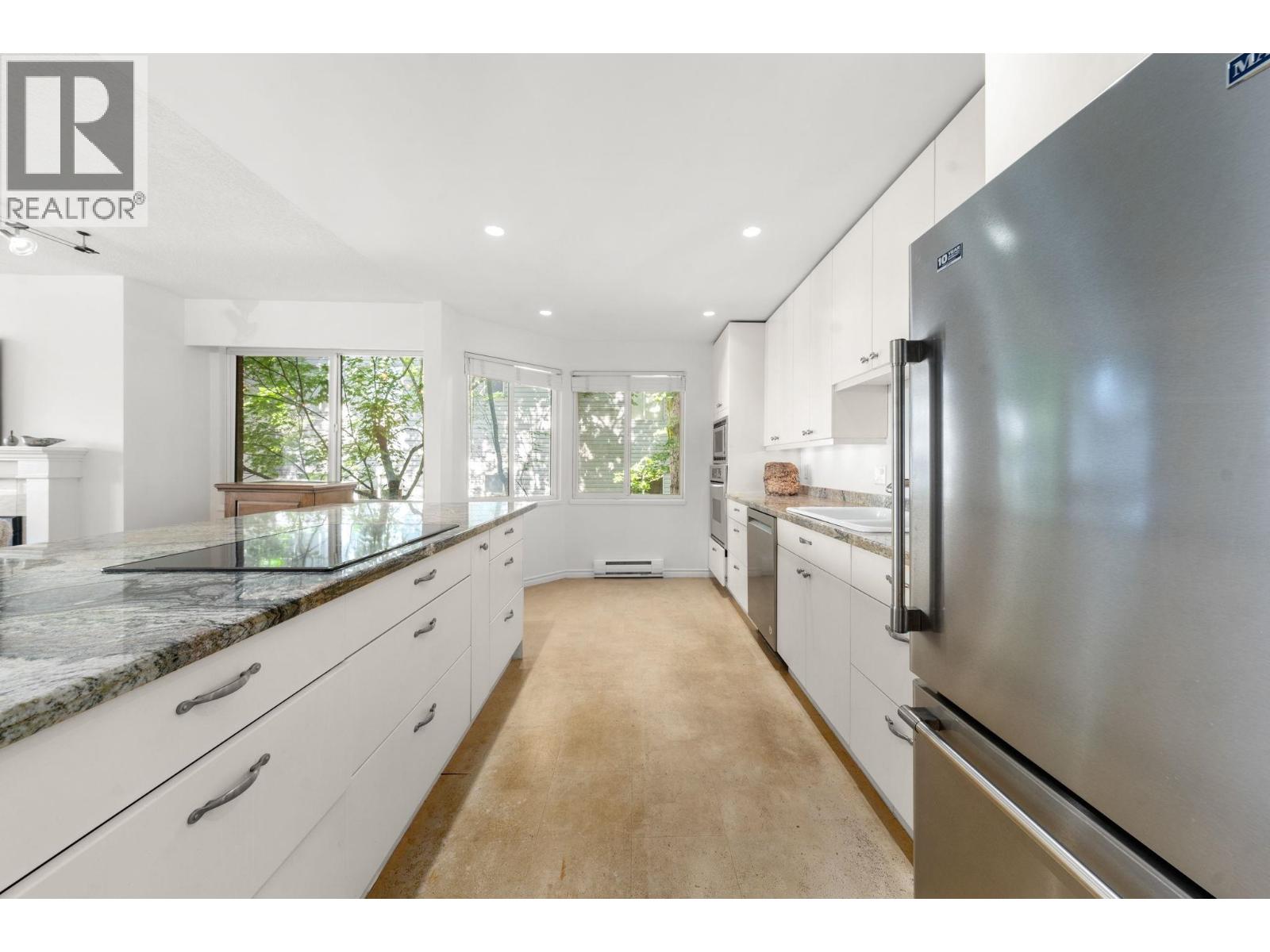 201 2408 HAYWOOD AVENUE, West Vancouver