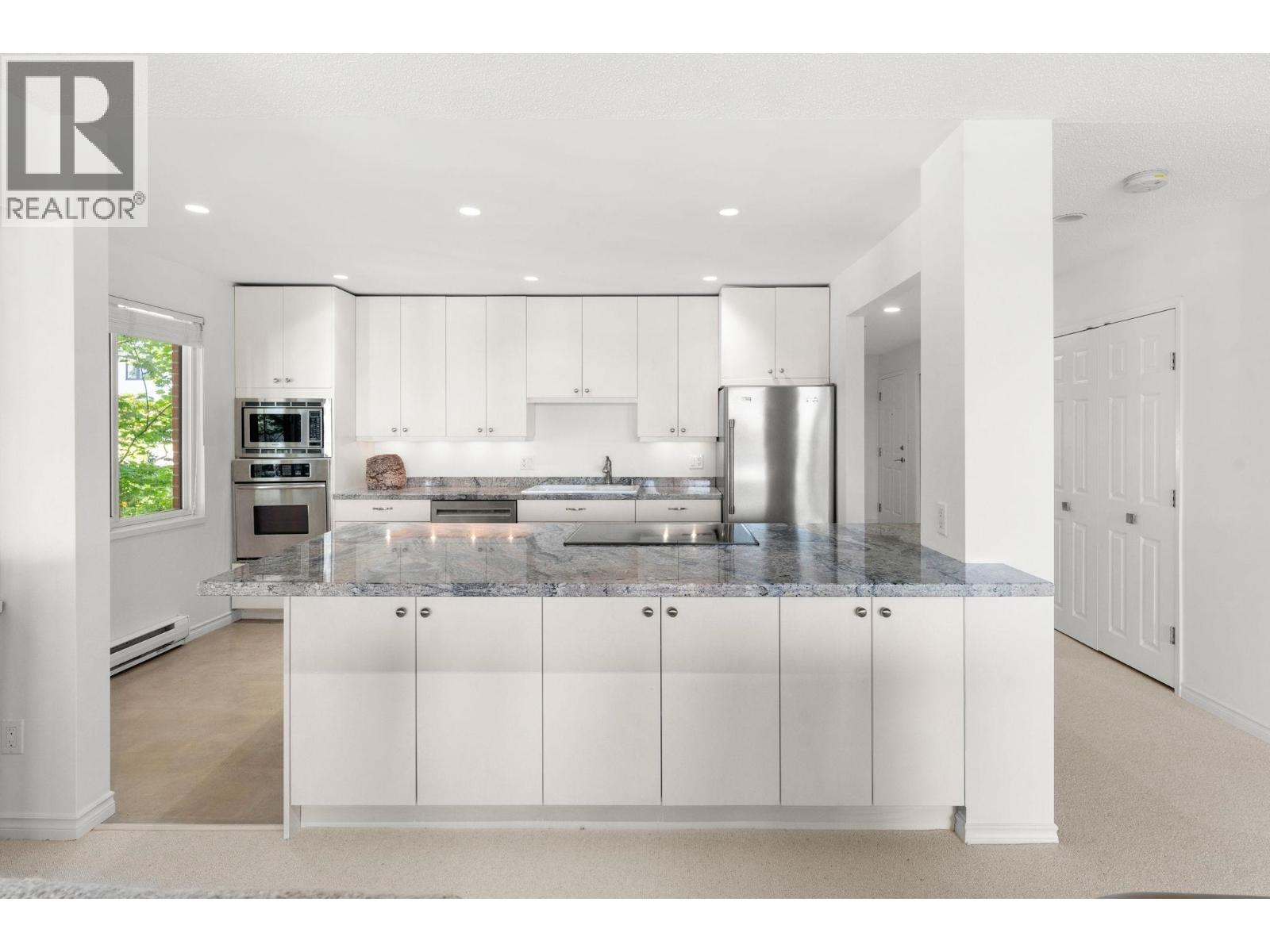 201 2408 HAYWOOD AVENUE, West Vancouver