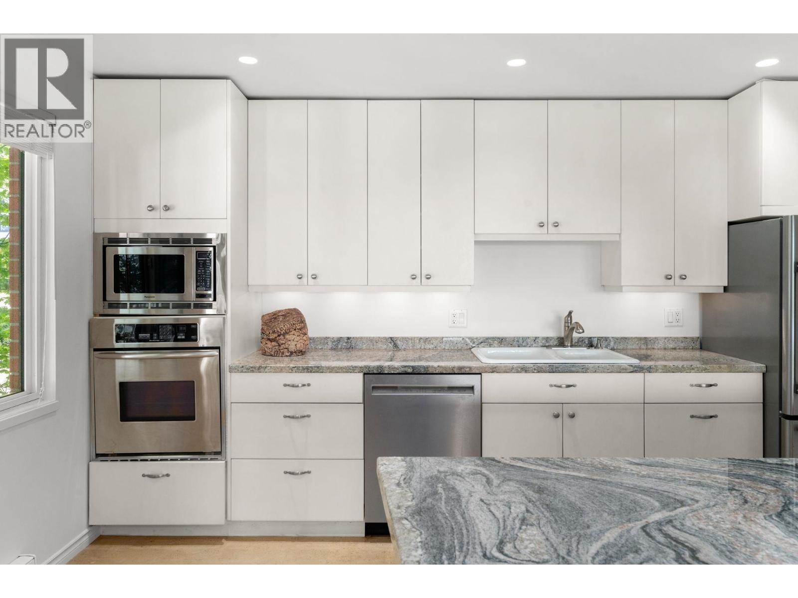 201 2408 HAYWOOD AVENUE, West Vancouver
