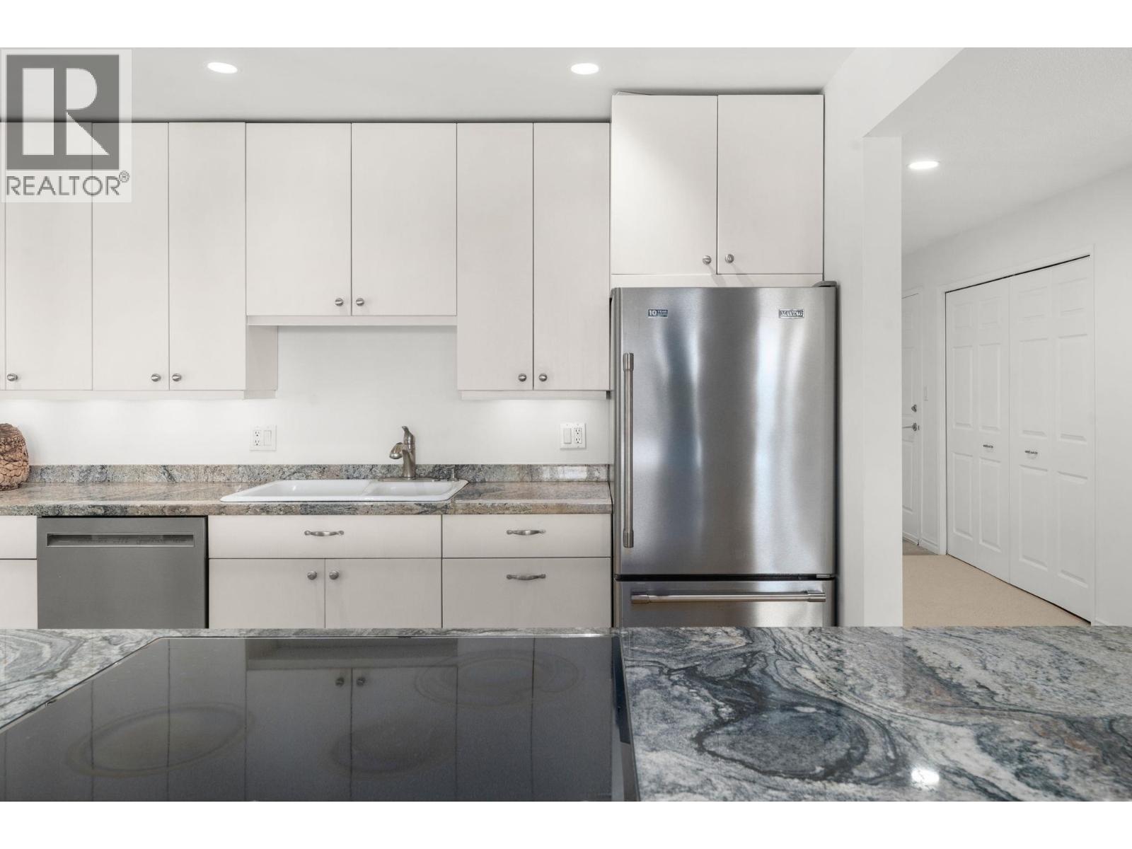 201 2408 HAYWOOD AVENUE, West Vancouver