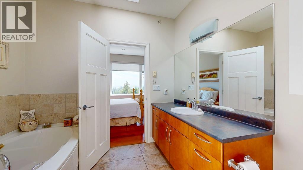 11 5780 TRAIL AVENUE, Sechelt