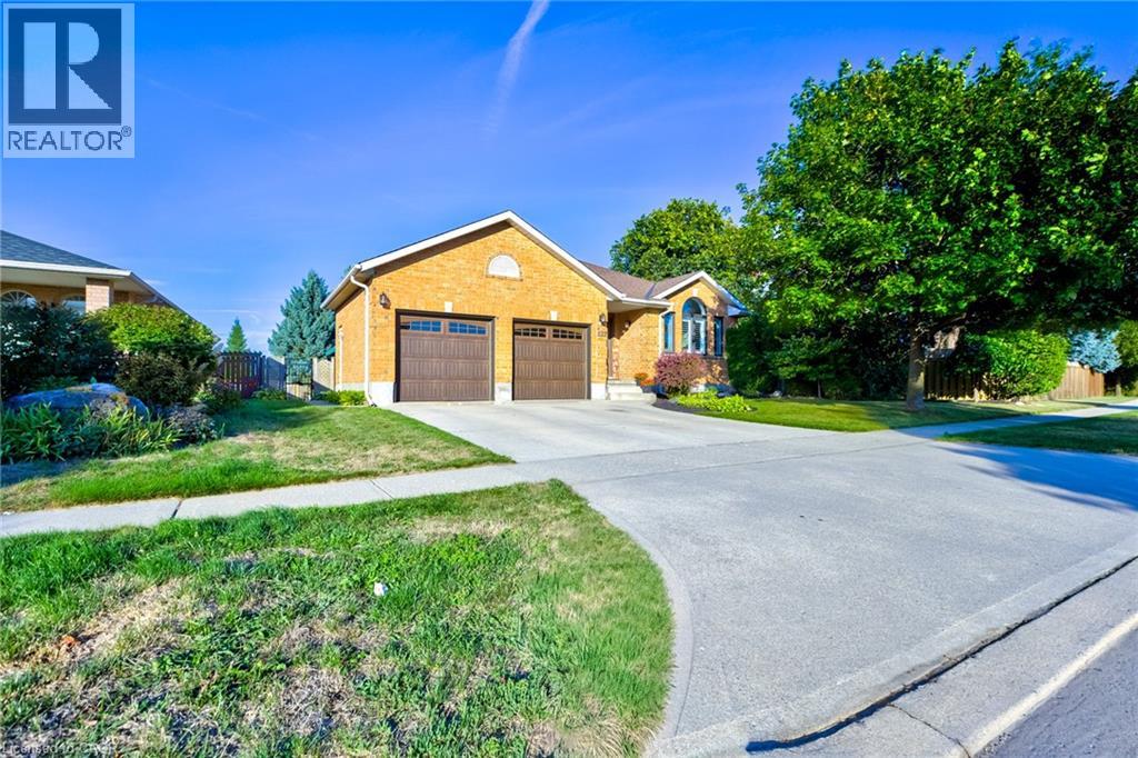 Photo 3 of 122 Westcliff Way, Cambridge ON