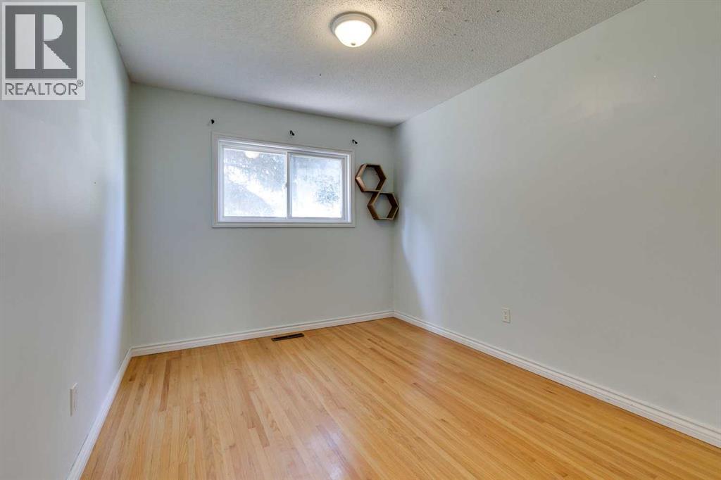 Photo 12 of 631 37 Street Sw, Calgary AB