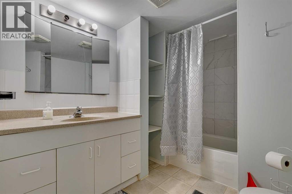 Photo 21 of 631 37 Street Sw, Calgary AB